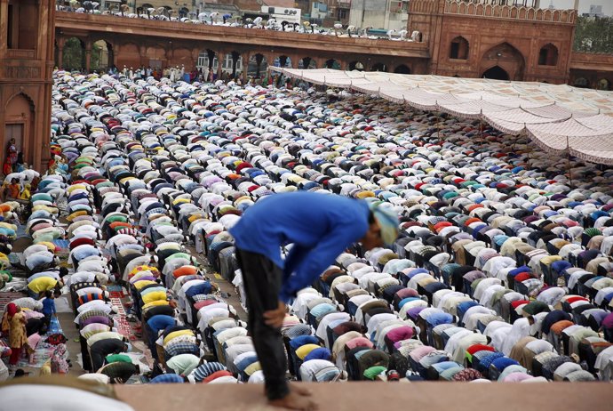 Cientos de musulmanes rezan en Nueva Delhi (India)