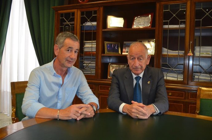 El concejal Guillermo Mesas ha presentado a la Diputación el problema del agua.