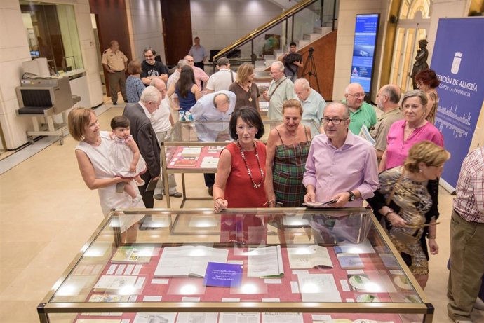 Tras atender a los medios, se ha realizado una visita guiada por la muestra.