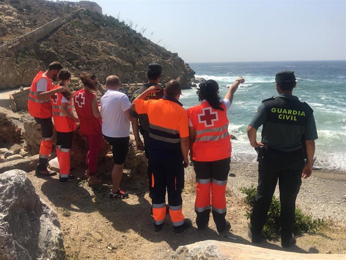 Efectivos de Cruz Roja y Guardia Civil participantes en el rescate de la patera