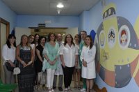 Medio centenar de voluntarios participan en 'Colores para alegrarte' en el Reina Sofía