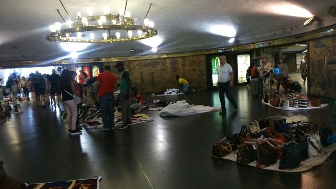 Vendedores 'top manta' en el intercambiador de plaza Catalunya