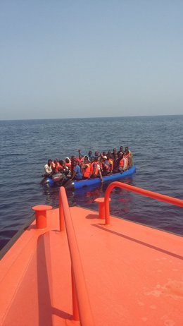 Embarcación rescatada por Salvamento en el mar de Alborán