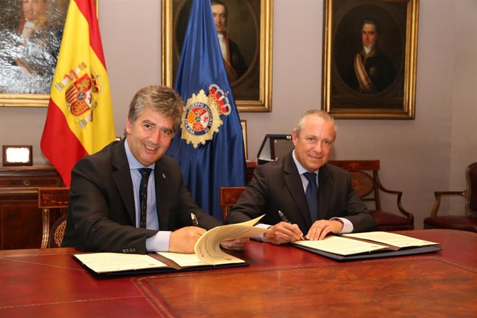 El director general de la Policía, Ignacio Cosidó, y el presidente de APROSER