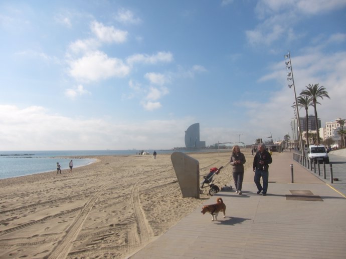 Paseantes en la playa de Barcelona
