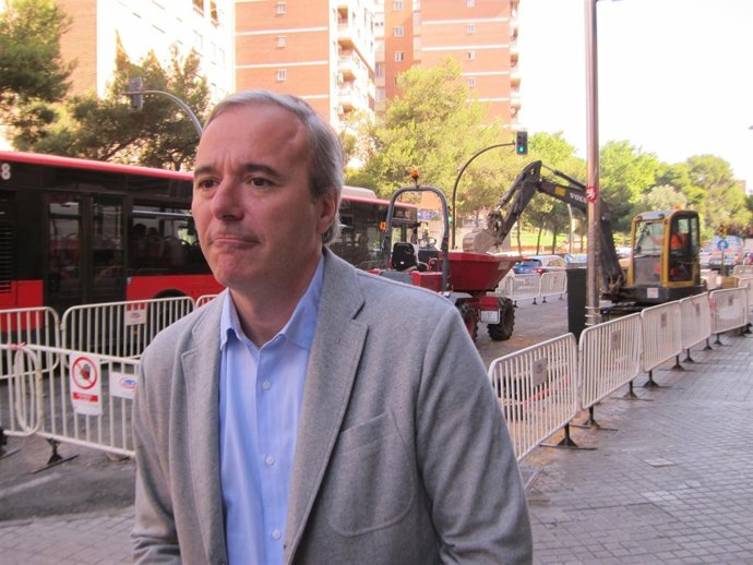 El portavoz del PP, Jorge Azcón, en las obras del carril-bici de calle Rioja