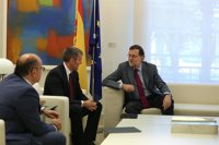 Rajoy confirma ante Coalición Canaria que se presentará a la investidura y baraja la última semana de julio