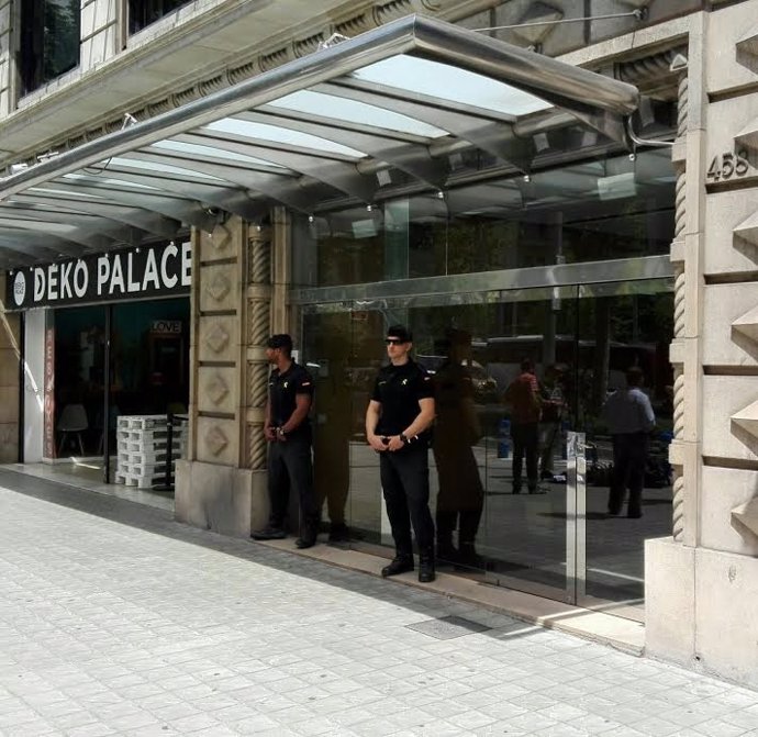 La Guardia Civil custodia la sede de Efial durante los registros por Térmyca