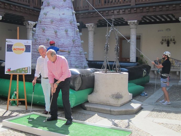 Luis Minguela juega al minigolf en la presentación de 'Verano Activo'