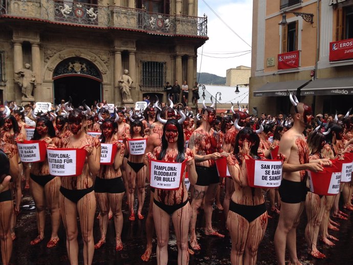 Activistas durante la protesta en la plaza Consistorial de Pamplona