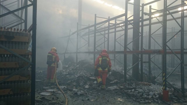 Bomberos extiguen el fuego en una empresa de aceites vegetales en Algemesí