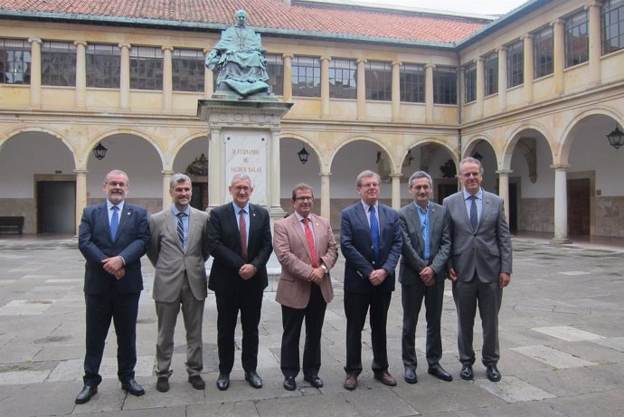 Representantes del G9 en el edificio histórico de la Universidad de Oviedo