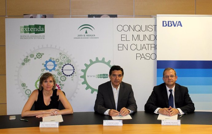 Firma del acuerdo entre Extenda y BBVA.