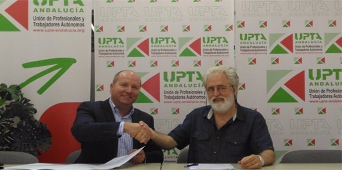 Firma del convenio de UPTA andalucía para reducir costes eléctricos entre socios