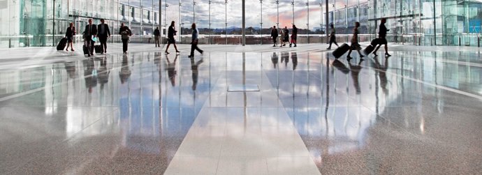 Aeropuerto, maletas, pasajeros, viajeros