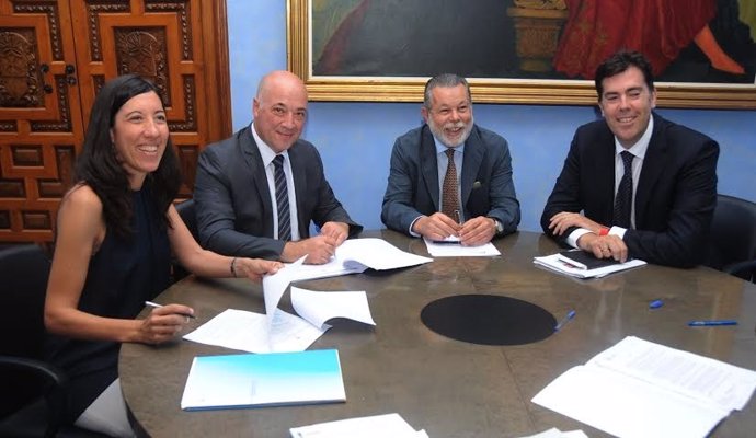 Antonio Ruiz (izda.) firma las operaciones con las entidades bancarias