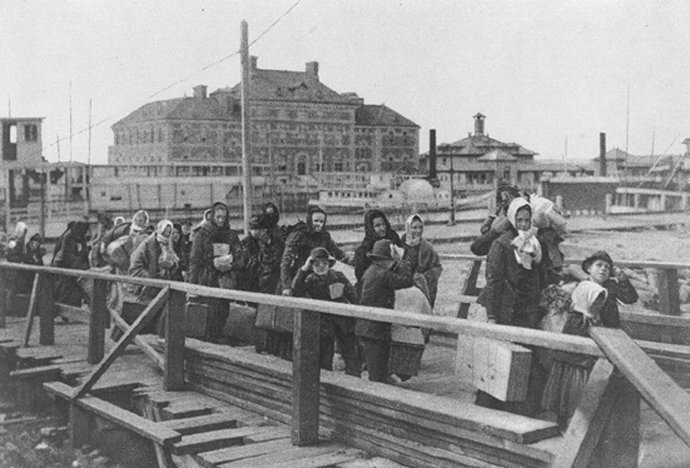 Inmigrantes en la Isla Ellis, puerto de Nueva York, 1902.