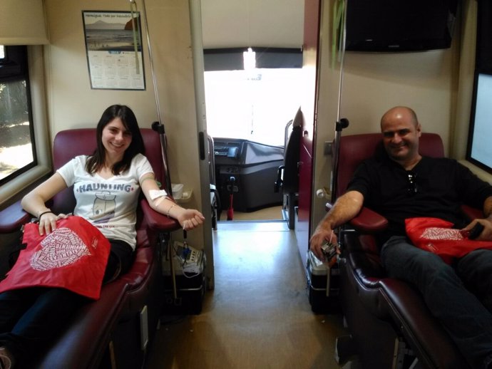 Donantes de sangre en una unidad móvil