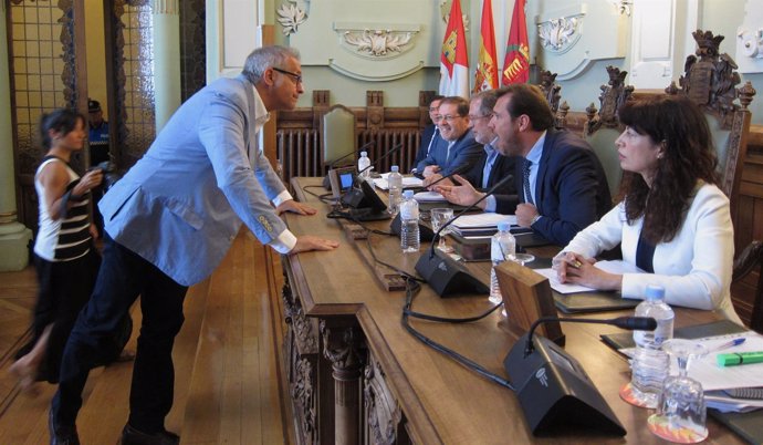 Martínez Bermejo conversa con Óscar Puente antes del inicio del Pleno
