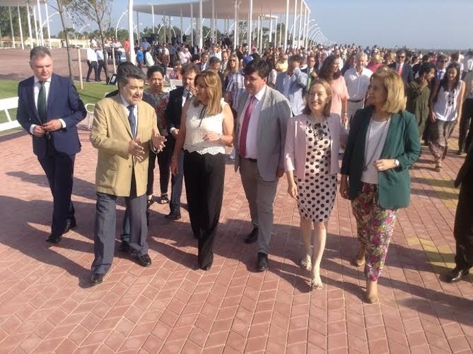 La ministra de Fomento en funciones, Ana Pastor, y Susana Díaz en Huelva.