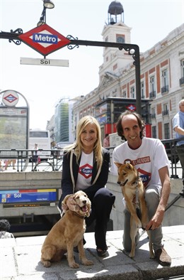 Cifuentes y Paunero con dos perros