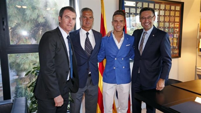 Denis Suárez junto a Robert Fernández y Josep Maria Bartomeu