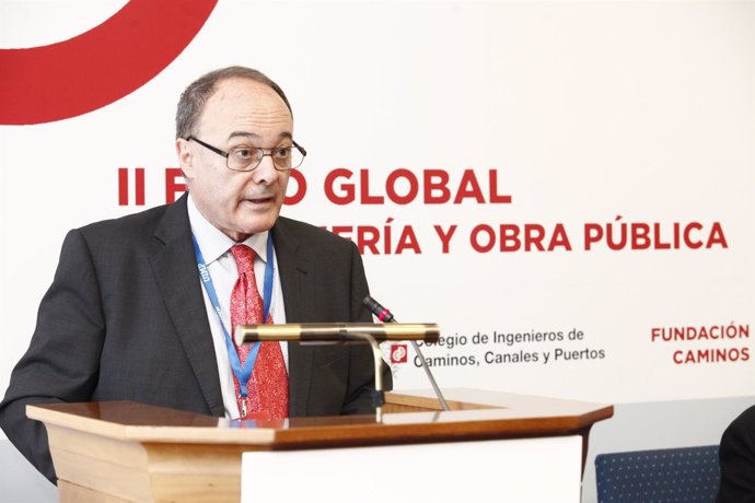 El gobernador del Banco de España, Luis María Linde, en la UIMP