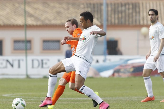 Valdo pelea con un jugador polaco ante la mirada de Zazo en Sesiones AFE