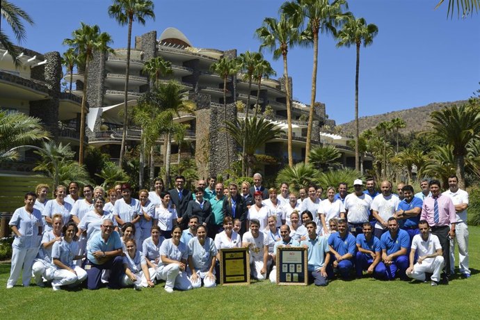 Trabajadores de Anfi recogen el premio 'Gold Crown Resort'