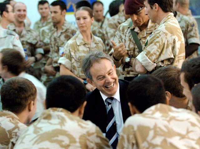 Tony Blair visita a las tropas británicas en Irak en 2007