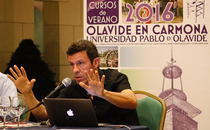 El periodista Javier Espinosa en los cursos de verano de la UPO