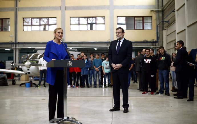 Rajoy y Cristina Cifuentes en la visita a un centro de formación profesional