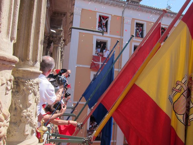 Banderas en el Ayuntamiento de Pamplona en el chupinazo de Sanfermines.