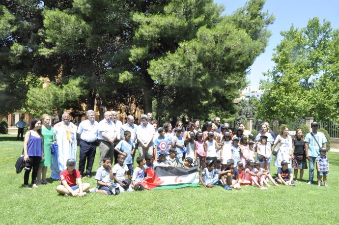 El presidente Javier Lambán con los escolares saharuis de 'Vacaciones en Paz'