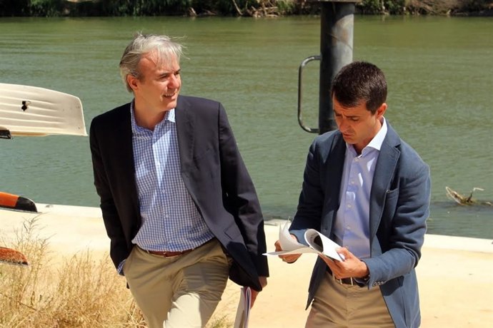 Jorge Azcón en el Ebro a la altura de la Expo