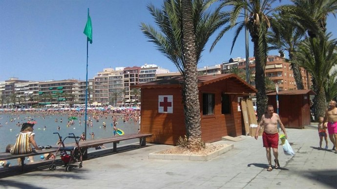 La bandera verde ondea en una de las playas de Torrevieja