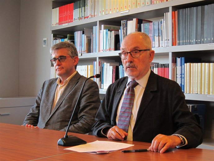 El Síndic de Greuges, Rafael Ribó (der.), junto al adjunto general, Jaume Saura