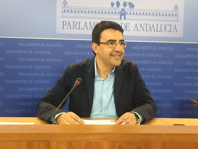 El portavoz parlamentario del PSOE-A, Mario Jiménez, en rueda de prensa.