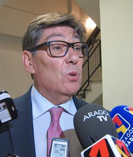 El presidente del PAR, Arturo Aliaga, atendiendo a los medios este martes