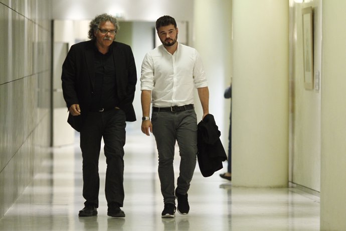 Gabriel Rufián y Joan Tardá en el Congreso tras reunirse con Rajoy