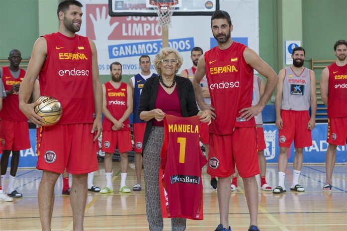 Reyes y Navarro junto a Manuela Carmena