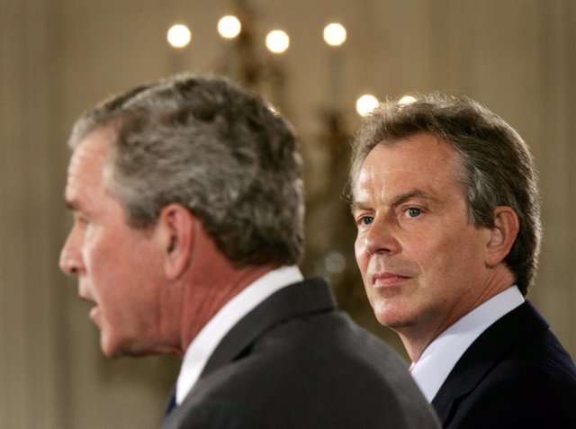 El ex primer ministro británico Tony Blair junto a George W. Bush