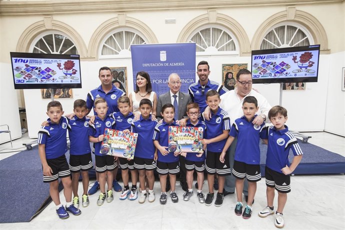 Varios deportistas de Roquetas de Mar, en la presentación de las 'Cien Horas'.