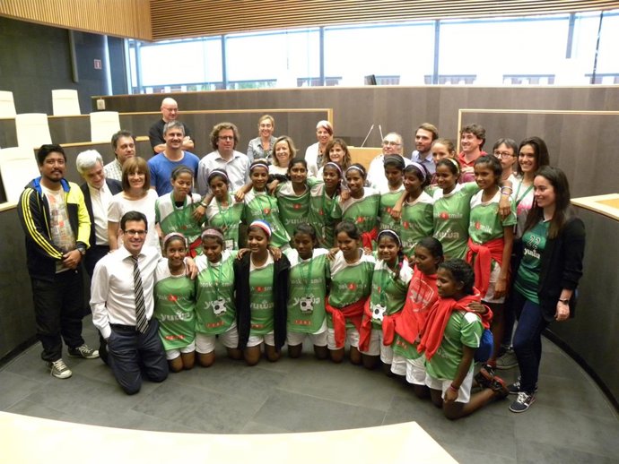 Recepción a Yuwa en las Juntas de Gipuzkoa