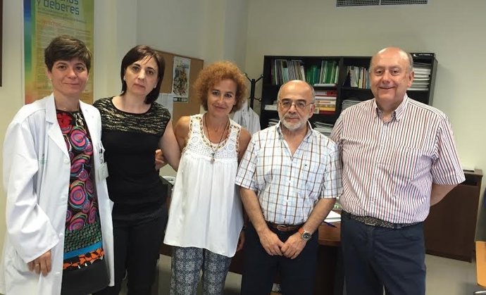 Miembros del Área Sanitaria Norte de Córdoba y Acuide tras la firma del convenio