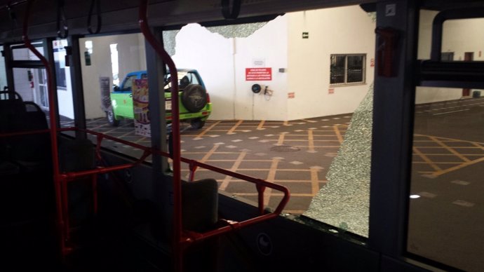 El autobús que ha sufrido el ataque, en las cocheras de Surbus