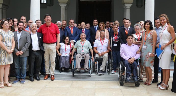 Foto de familia con motivo de la aprobación de la Ley del Deporte de Andalucía