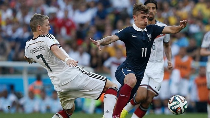 Griezmann y Schweinsteiger en el Francia - Alemania