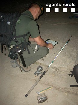 Un agente rural en un control de pesca
