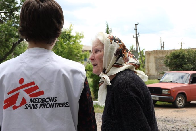 Anciana en una clínica de MSF en el este de Ucrania